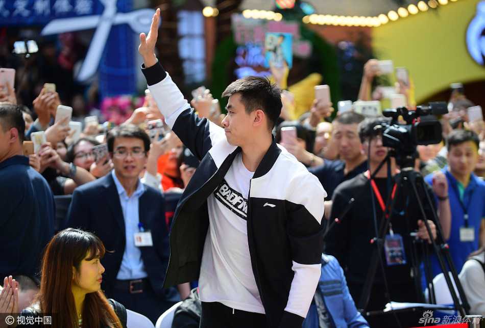 活动结束后，赵继伟和贺天举挥手向粉丝告别，逆光的镜头中两人的轮廓镀上了一层金边，背景里是恋恋不舍不肯散场的人群，场面温馨而感人。