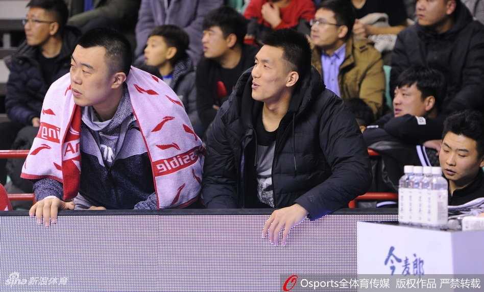 比赛结束后，辽宁主场的气氛依然热烈，郭艾伦与韩德君起身与队友击掌，他们的目光中充满对未来的坚定与期待。