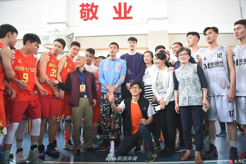 郭艾伦在场上风驰电掣般运球突破，防守他的学生虽然跟不上脚步，但眼神中充满了兴奋与对偶像的敬佩。