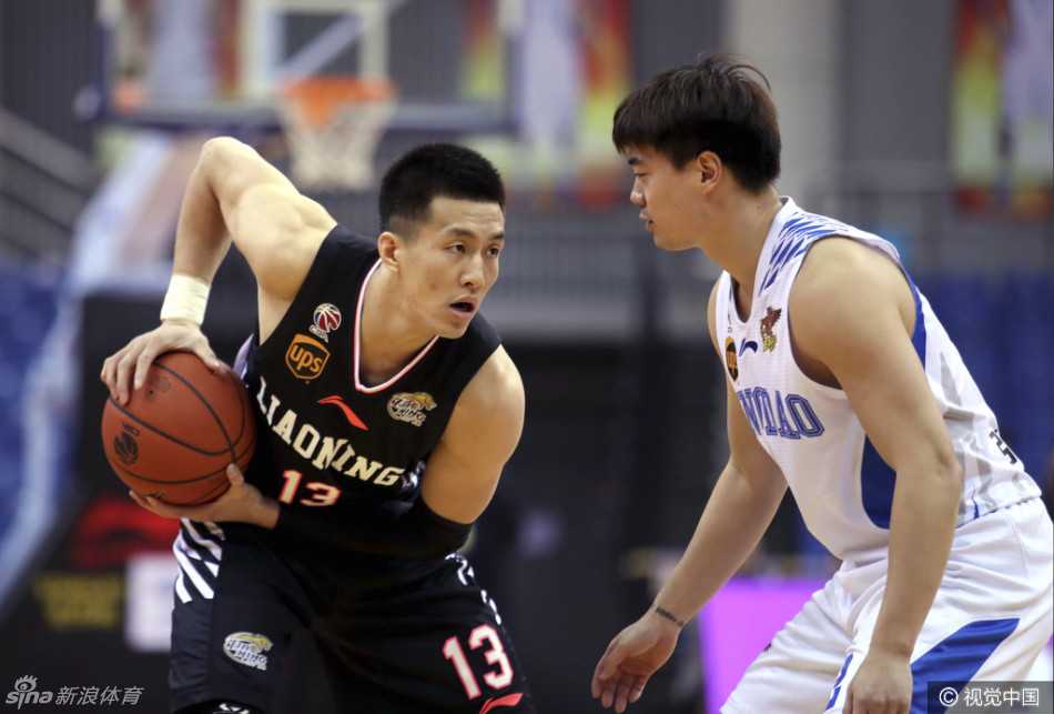 辽篮双枪星耀赛场,青岛激战难分高下 郭艾伦如闪电般持球快攻,白色球衣在风中鼓动,眼神坚毅地掠过青岛队的防守球员,仿佛下一秒就要撕裂对手的防线。