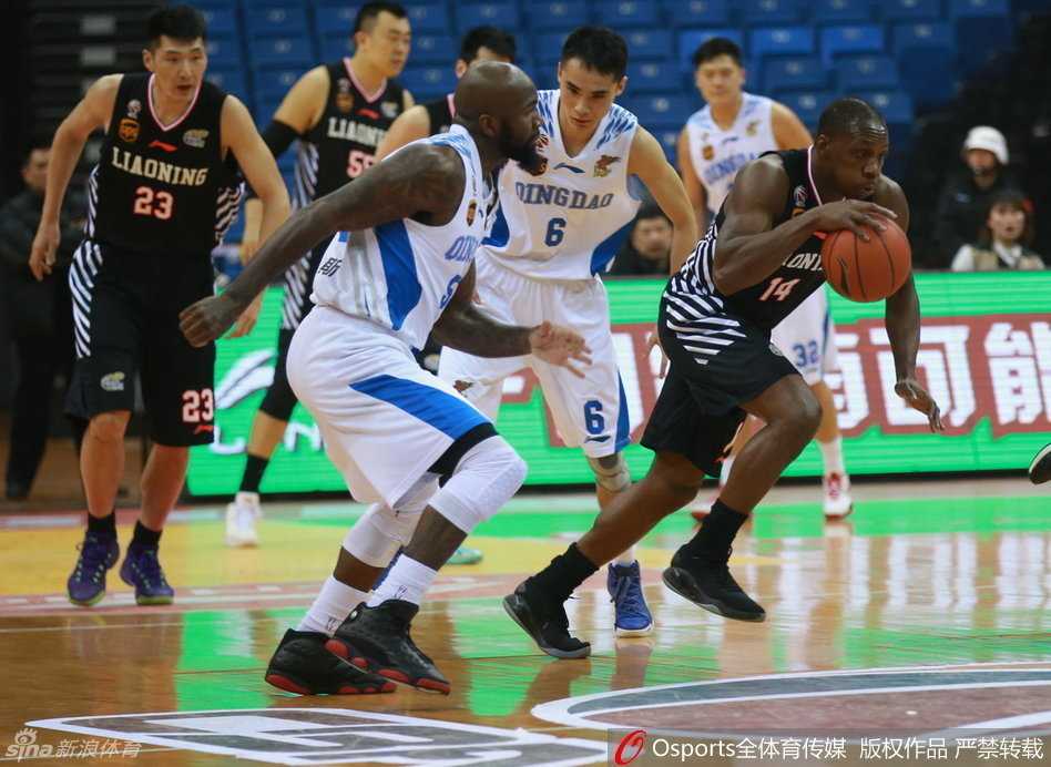 辽篮双枪星耀赛场,青岛激战难分高下 赵继伟在比赛最后时刻全场紧逼,他眼疾手快地将青岛队的传球断下,瞬间扭转了战局,脸上写满了坚毅与专注,为球队锁定胜局。