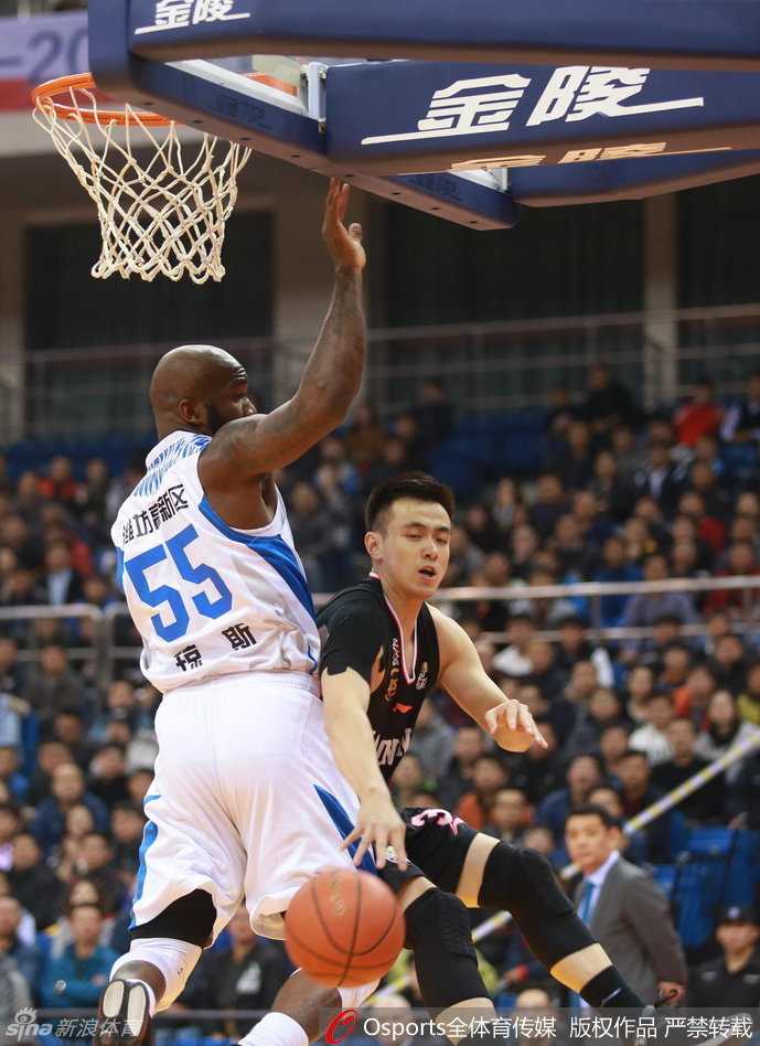 辽篮双枪星耀赛场,青岛激战难分高下 郭艾伦持球面对青岛队的严密盯防,他重心压得很低,篮球在指尖灵动跳跃,眼神余光扫视着队友的跑位,随时准备送出致命一传或自行突破。