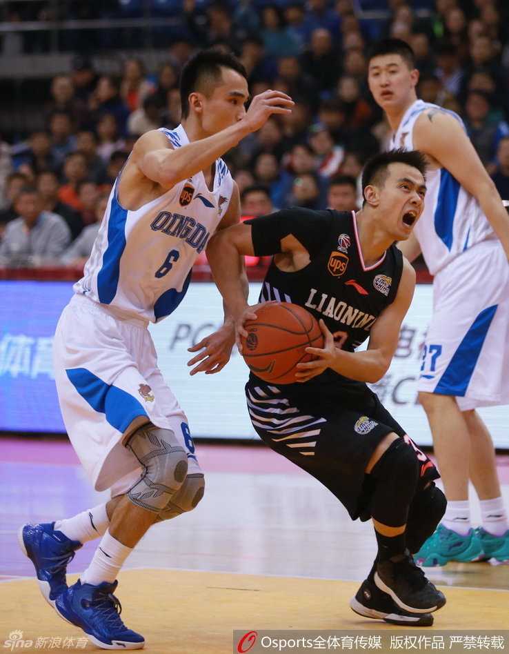 辽篮双枪星耀赛场,青岛激战难分高下 韩德君在篮下完成势大力沉的双手暴扣,他庞大的身躯悬挂在篮筐之上,背后的青岛队防守球员只能无奈仰望,整个球馆都为之震动。