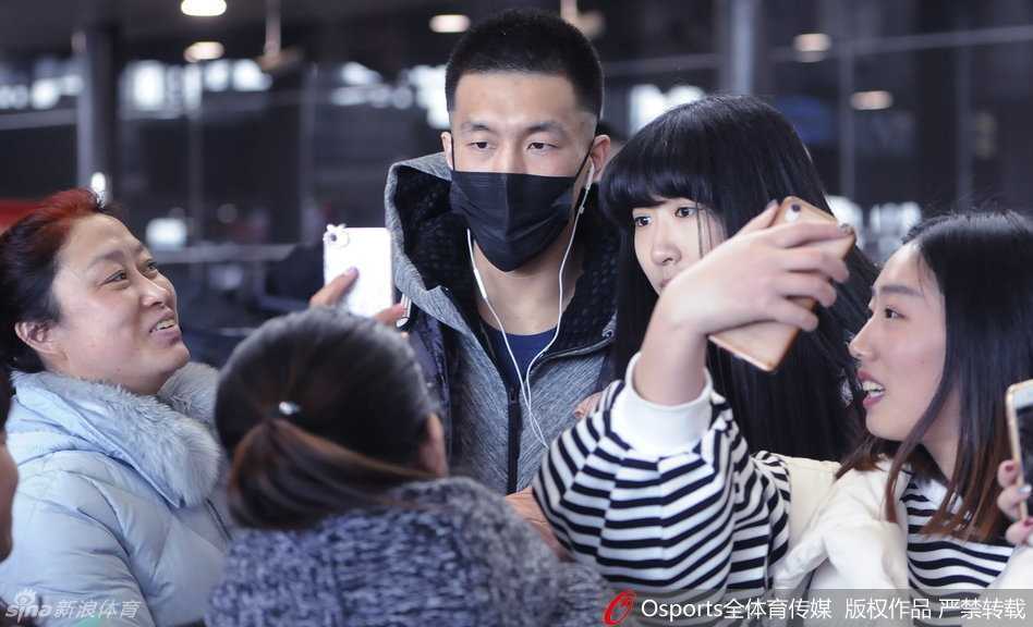 一群扎着马尾辫的女球迷举起手机组成拍照墙，屏幕里全是郭艾伦的侧脸，她们兴奋地尖叫着，脸上洋溢着见到偶像的幸福感