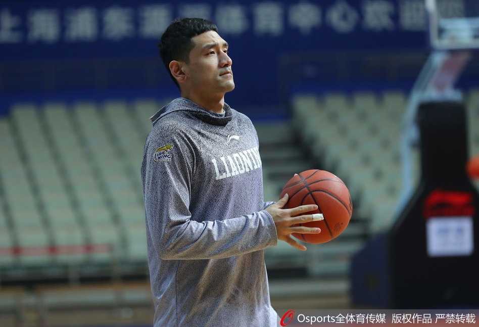 辽宁队进行全场战术合练，球员们跑动积极，郭艾伦在人群中穿梭指挥，现场气氛紧张而有序，大战前夕的既视感扑面而来。