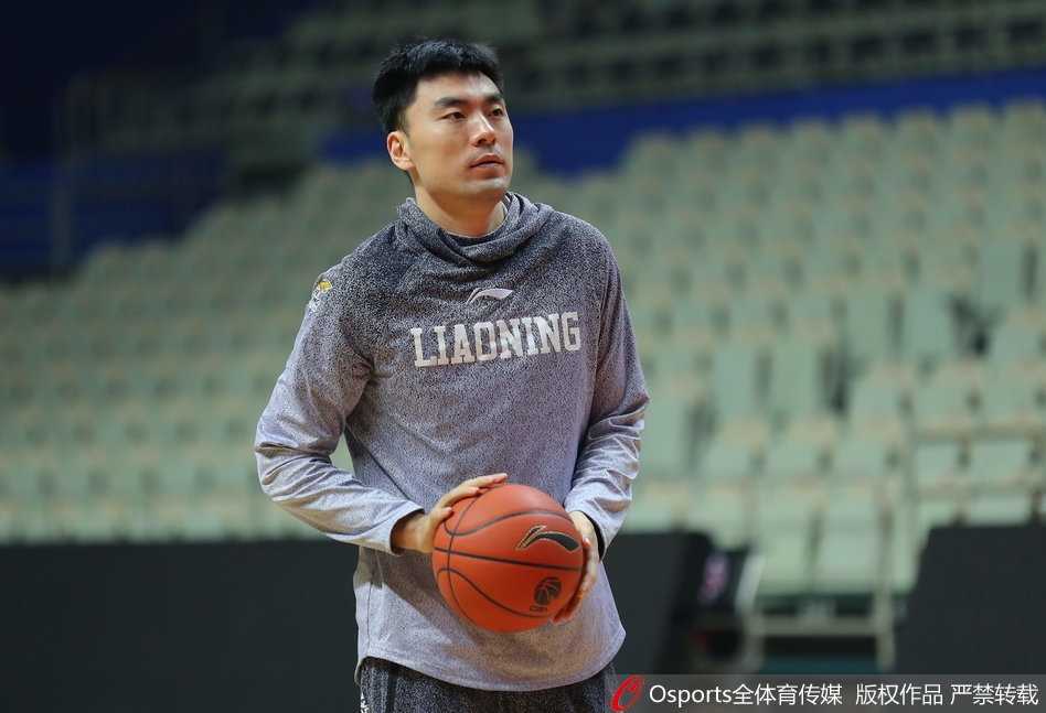 郭艾伦在教练组的注视下进行运球突破练习，专注的眼神与娴熟的控球技术，展现出了核心后卫在赛前的严谨与投入。