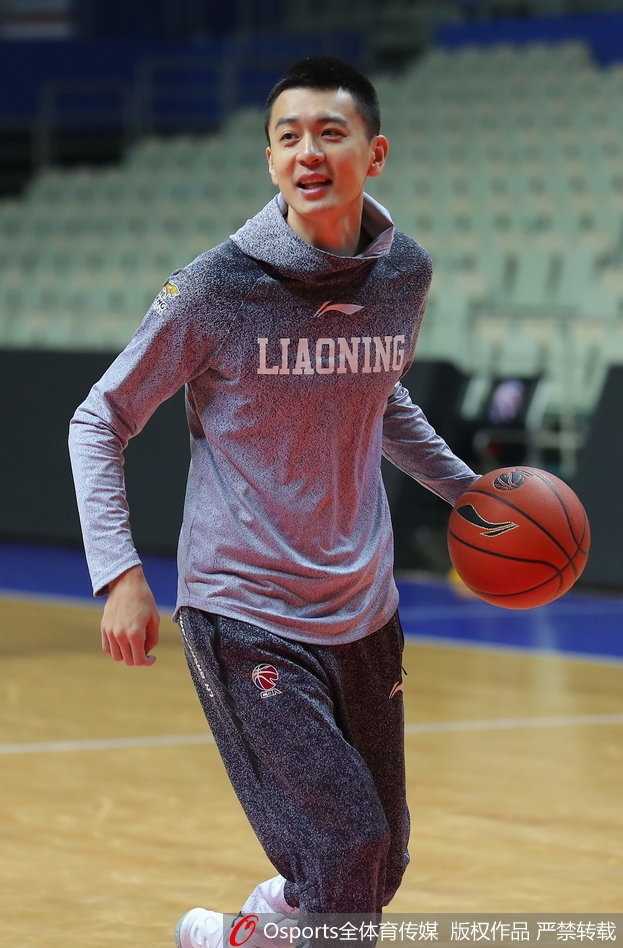 郭艾伦在训练场边露出搞怪表情，调皮地与队友互动，搞怪的表情让人忍俊不禁，显示出球队内部轻松欢乐的融洽关系。