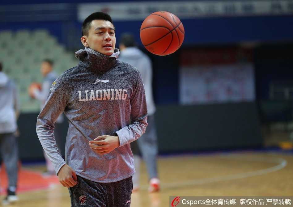 辽宁队全员围成一圈，在教练带领下进行赛前最后动员，郭艾伦站在圈中神情坚定，全队士气高昂，准备迎接今晚的激战。