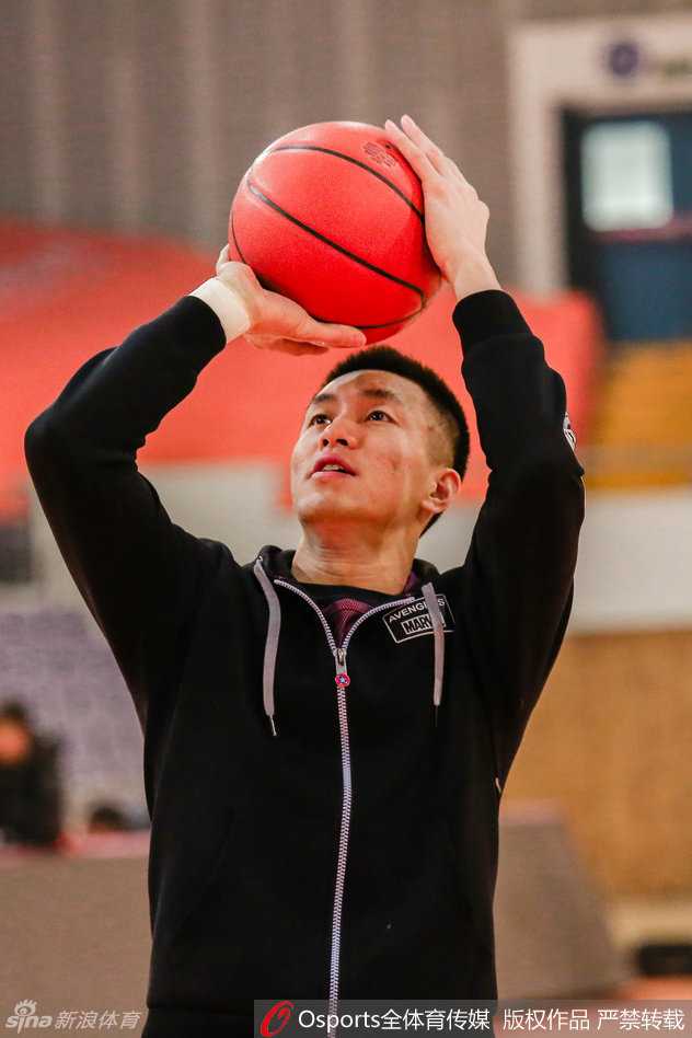 辽篮备战第36轮:伤病阴霾下盼重拾笑颜,双子星领军出击 郭艾伦在三分线外果断出手,篮球划过一道完美的弧线空心入网,他紧握拳头,仿佛在告诉所有人,关键时刻他的手感依旧滚烫。