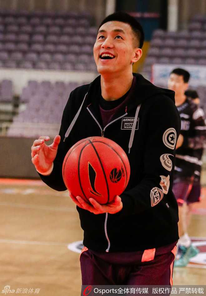 辽篮备战第36轮:伤病阴霾下盼重拾笑颜,双子星领军出击 韩德君在一次对抗训练后,趁着暂停间隙双手撑膝,眼神中流露出一丝疲惫,这位内线巨塔为了球队的防守屏障,消耗了太多精力。