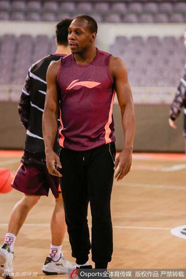 辽篮备战第36轮:伤病阴霾下盼重拾笑颜,双子星领军出击 训练结束后,韩德君与队友兰多夫并肩而立,虽然脸上带着一丝疲惫的困意,但在交流战术时依然专注,彼此鼓励着要为即将到来的硬仗做好准备。