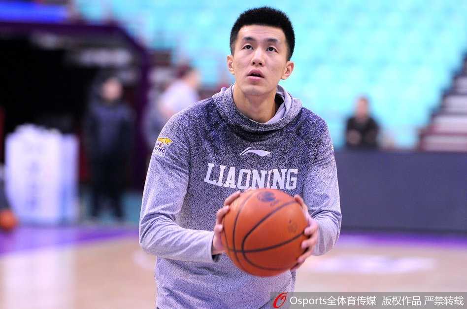 辽篮备战第36轮:老将杨鸣宝刀未老,超远三分引满堂彩 训练场上,辽宁男篮将士们围成一圈,目光坚毅,主教练郭士强正用手势布置着战术,团结的氛围跃然纸上。