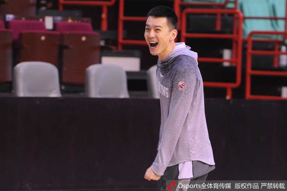 辽篮备战第36轮:老将杨鸣宝刀未老,超远三分引满堂彩 队长杨鸣在训练间隙尝试超远三分,皮球在空中画出一道美妙弧线,他的眼神中充满了自信与从容。