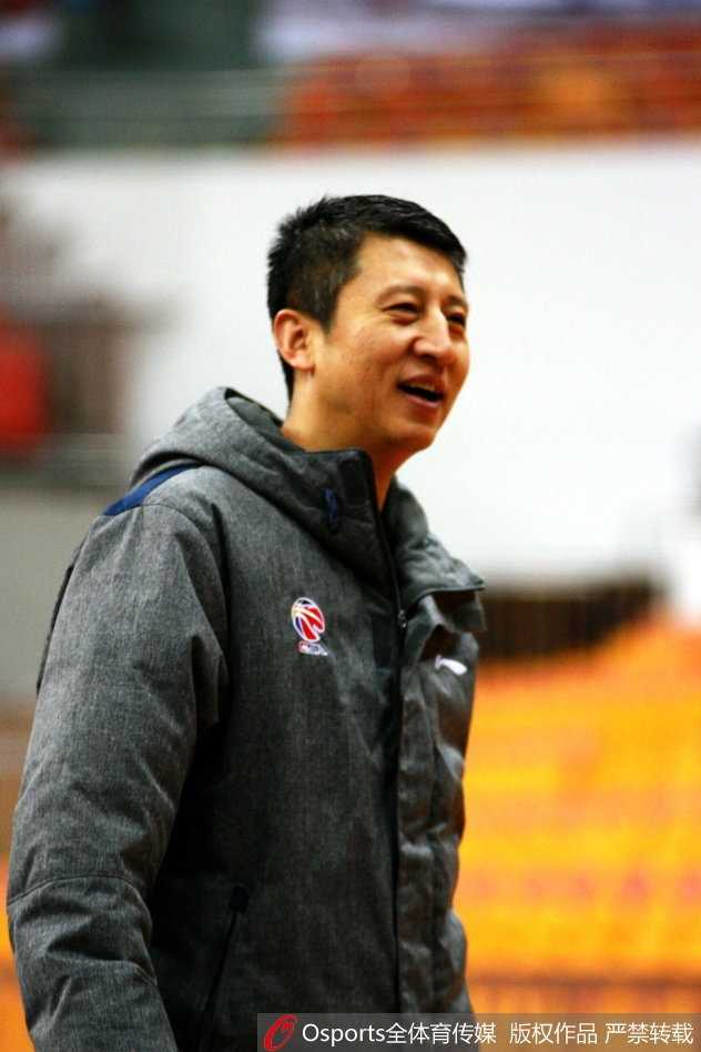 辽篮备战轻松一刻,郭艾伦开怀大笑剑指总冠军 核心后卫郭艾伦在训练运球时被队友逗乐,笑得合不拢嘴,汗水与笑容交织在一起,展现出球队内部的融洽关系。