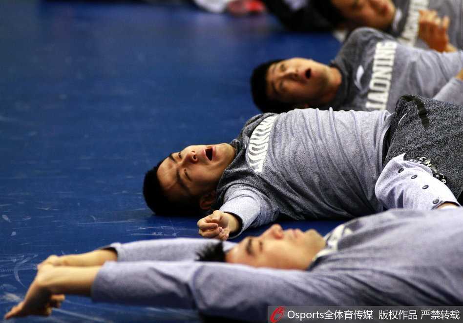 辽篮备战轻松一刻,郭艾伦开怀大笑剑指总冠军 辽宁队全体队员围成一个圈,进行放松拉伸练习,大家勾肩搭背有说有笑,团队凝聚力在这一刻体现得淋漓尽致。