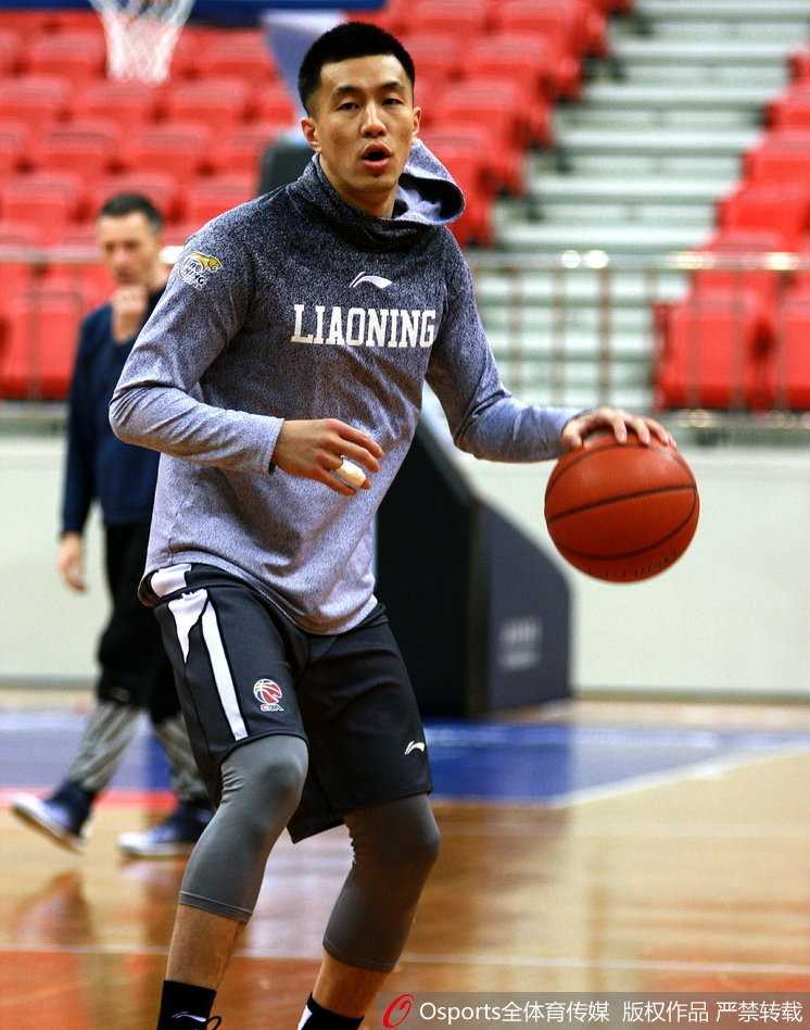 辽篮备战轻松一刻,郭艾伦开怀大笑剑指总冠军 赵继伟在训练间隙与年轻队员交流战术,表情认真而又不失亲和力,旁边的助教也加入了讨论,训练馆里充满了积极向上的学习氛围。