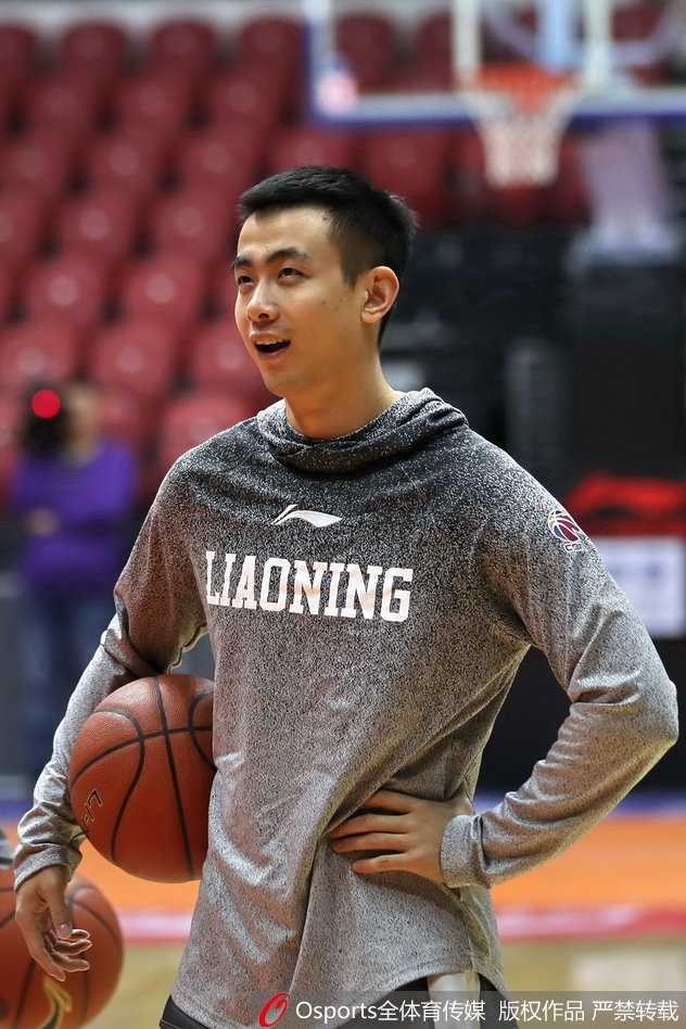 大外援巴斯在篮下强打卡位，肌肉线条分明，展现出了NBA级别的对抗强度，这将是辽篮今晚内线进攻的利器