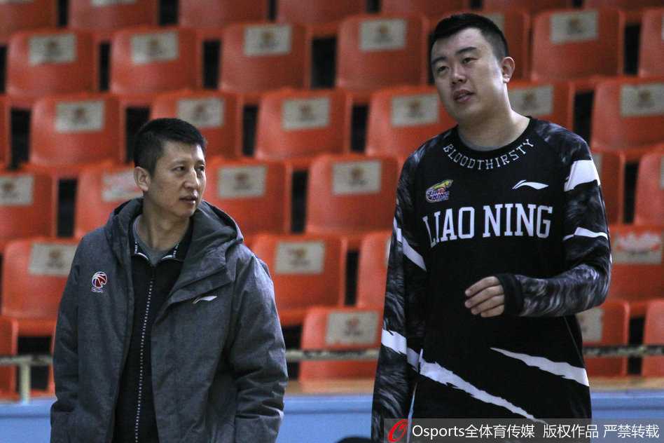 内线支柱韩德君与李晓旭在训练中严阵以待，尽管身上带伤，但两人作为球队的内线基石，训练态度一丝不苟。