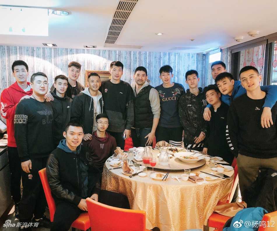 辽宁男篮全体将士在台湾热身赛后与富邦勇士队齐聚一堂，留下一张跨越海峡的篮球大家庭全家福，每个人的脸上都洋溢着笑容。