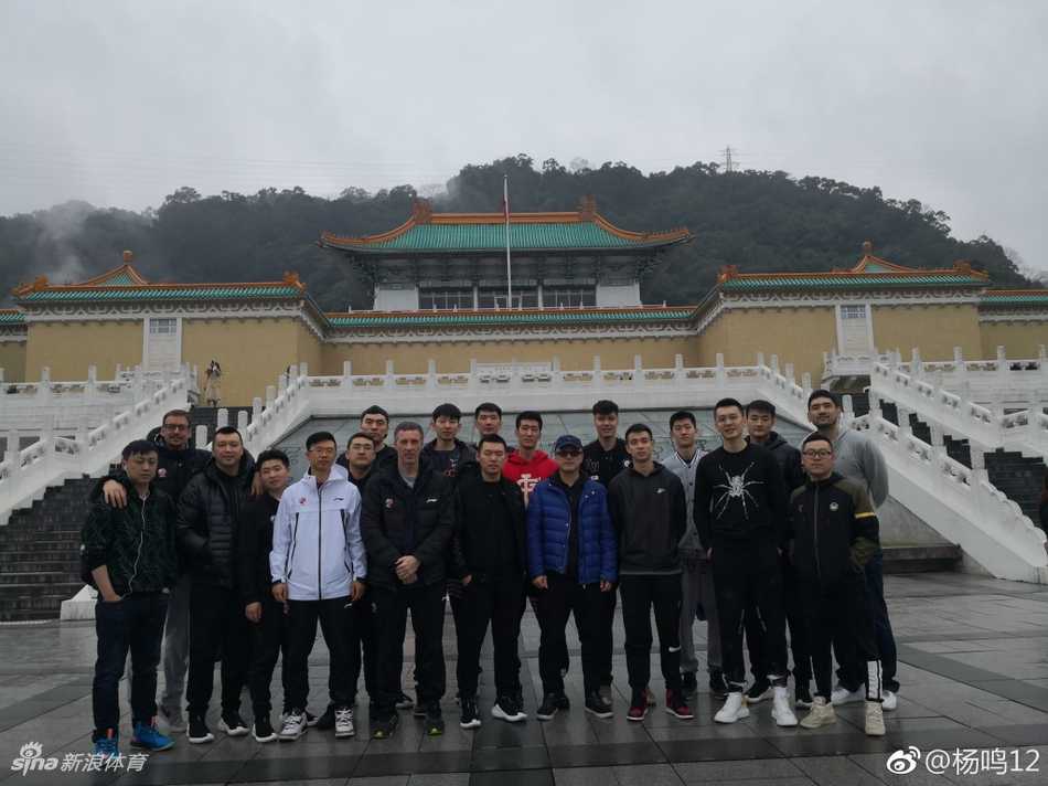 辽宁男篮全队在台湾热身赛结束后整理行装，准备返程，在登机口前的一张合影记录下这段充实旅程的结束，也开启了向季后赛进发的新篇章。