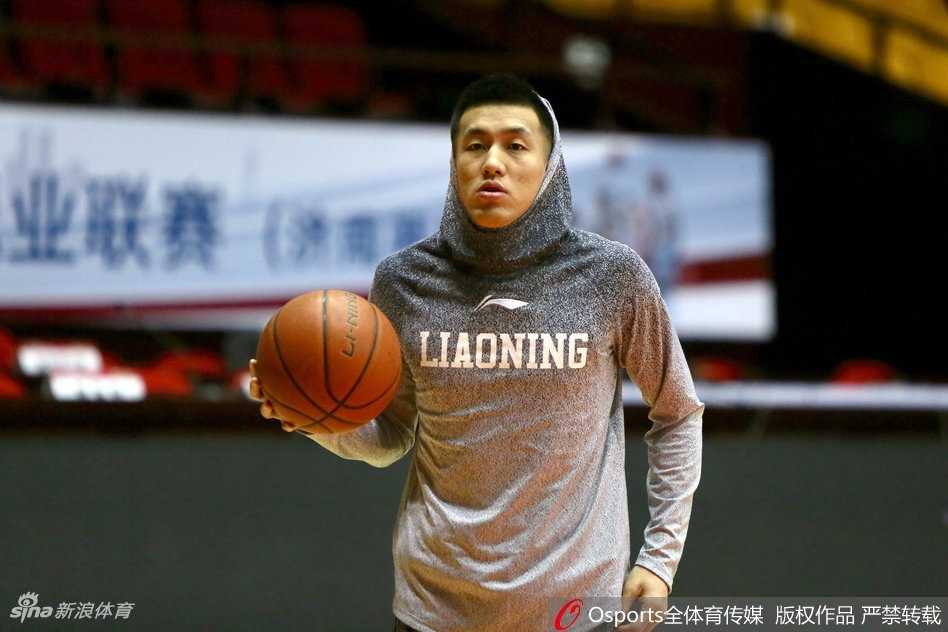 辽宁男篮全队在场上进行拉伸训练，郭艾伦和韩德君位于队伍中间，两人动作同步，画面和谐，展现了球队良好的团队氛围。