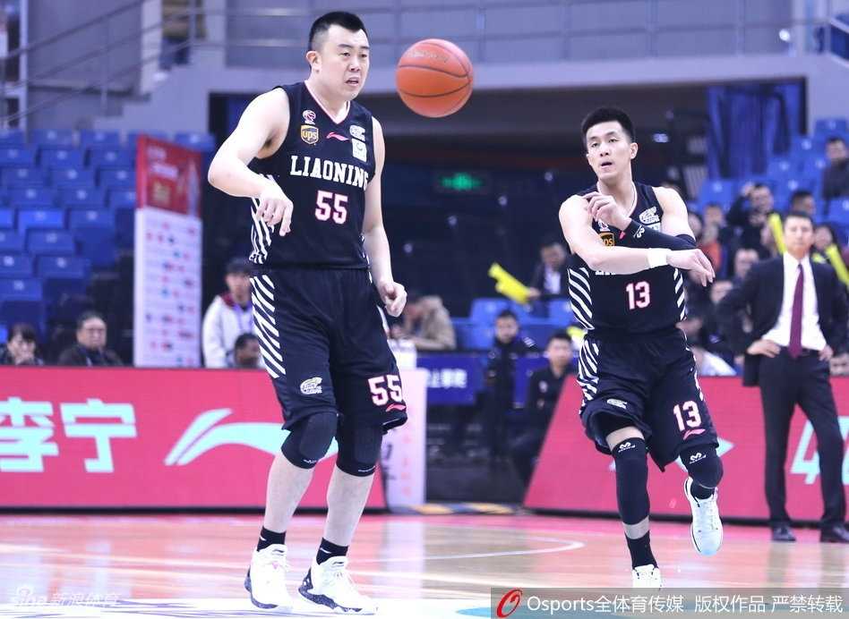 辽篮客战青岛上演过山车好戏 郭艾伦哈德森双星闪耀力保胜果 内线巨塔韩德君泰山压顶,双手反扣势大力沉,震慑住了青岛队的整个内线群