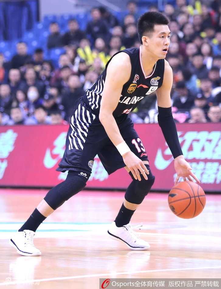 辽篮客战青岛上演过山车好戏 郭艾伦哈德森双星闪耀力保胜果 吉布森在人缝中觅得良机,指尖轻轻拨球送出妙传,队友心领神会轻松吃饼