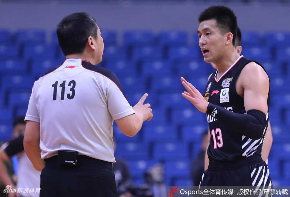 辽篮客战青岛上演过山车好戏 郭艾伦哈德森双星闪耀力保胜果 巴斯无视防守旱地拔葱,中距离跳投稳稳命中,姿势标准得如同教科书一般