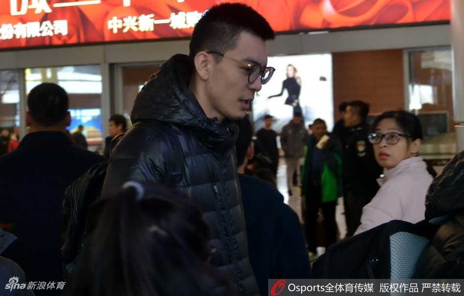 辽篮将士载誉归 众球迷深情守候暖寒冬 辽篮队员走出通道,瞬间被热情的球迷包围,闪光灯和欢呼声此起彼伏,郭艾伦面带微笑向支持者们挥手致意。