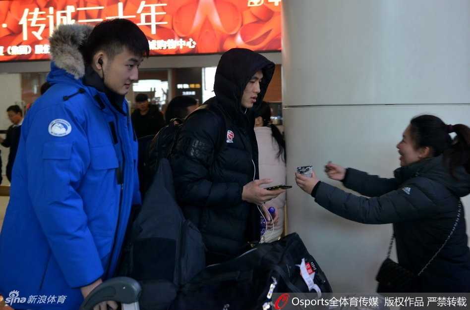 辽篮将士载誉归 众球迷深情守候暖寒冬 尽管旅途劳顿,但见到热情的家乡球迷,辽篮的将士们疲惫尽消,耐心地为大家签名,现场气氛热烈而有序。