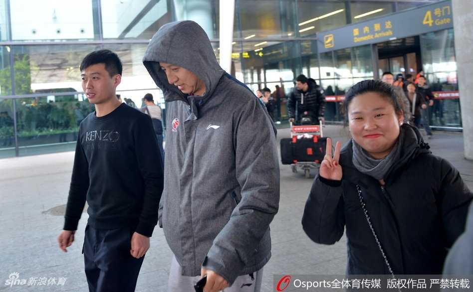 辽篮将士载誉归 众球迷深情守候暖寒冬 李晓旭在球迷的簇拥下前行,经历了大伤归来,他的每一次亮相都让球迷倍感珍惜,纷纷送上鼓励与支持。