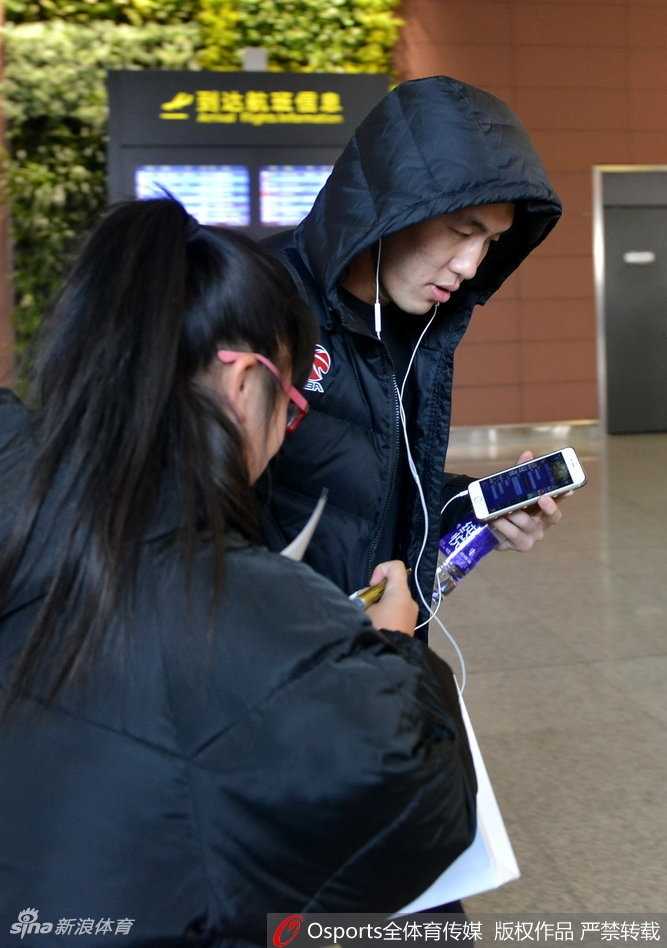 辽篮将士载誉归 众球迷深情守候暖寒冬 一位可爱的小球迷被父亲高高举起,成功拿到签名后,脸上洋溢着幸福的笑容,这或许就是辽篮球迷文化的最好传承。