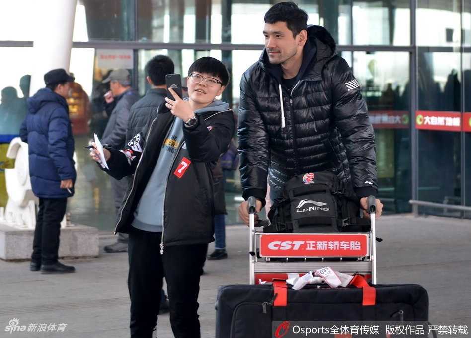 辽篮将士载誉归 众球迷深情守候暖寒冬 尽管人潮拥挤,但球迷们始终保持着良好的秩序,用最响亮的口号为辽篮将士加油鼓劲,期待他们在接下来的主场比赛中再创佳绩。