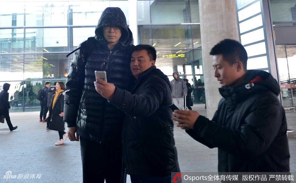 辽篮将士载誉归 众球迷深情守候暖寒冬 辽篮主帅郭士强指导走出机场,神情沉稳,对于球迷的签名要求也是来者不拒,展现出一支成熟球队主帅的风范。