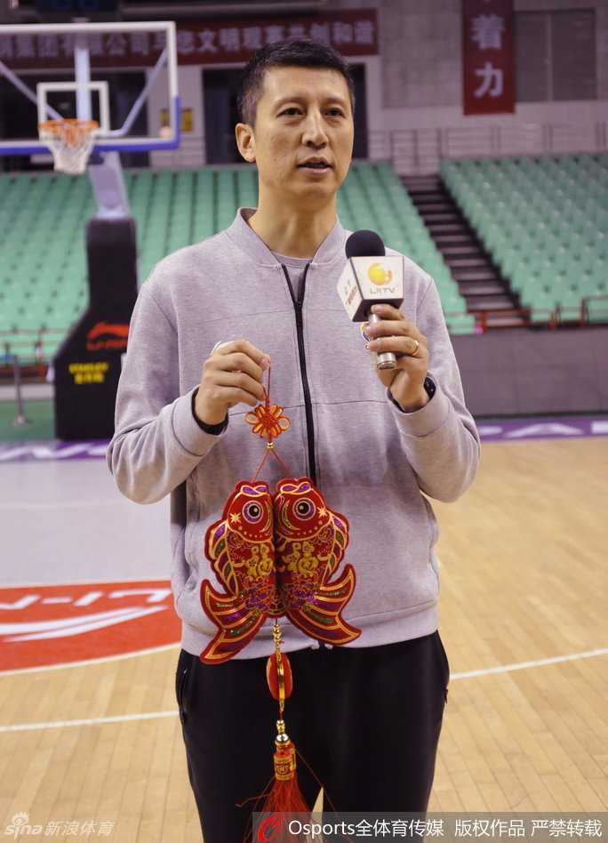 辽篮岁末聚首话篮球情,郭艾伦执球笑迎新年钟声 外援兰多夫在拍摄全家福时像个好奇的孩子,四处打量着充满中国传统文化元素的背景板,这位白魔兽对在中国的新年充满了新奇感。