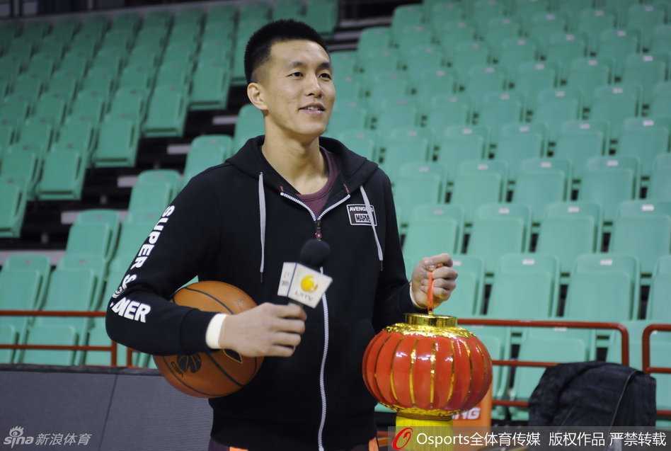辽篮岁末聚首话篮球情,郭艾伦执球笑迎新年钟声 主教练郭士强指导面带慈祥的微笑,通过镜头向远方的球迷传递着新年的祝福,那份儒雅与坚定,是这支球队的定海神针。