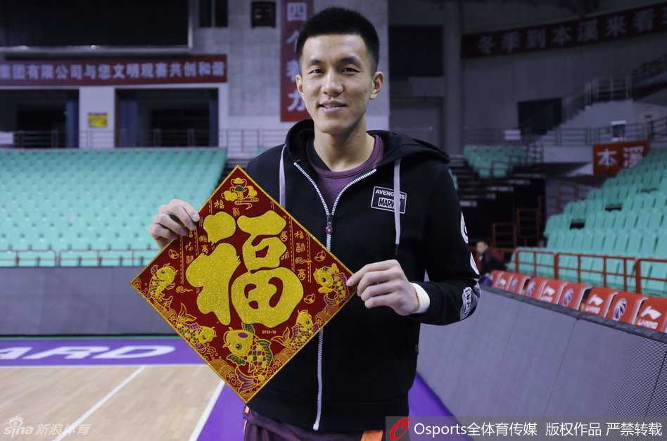 辽篮岁末聚首话篮球情,郭艾伦执球笑迎新年钟声 中锋韩德君摆出一个略显憨厚的姿势,巨大的身材配上他那呆萌的表情,形成了强烈的反差萌,让人忍不住心生喜爱。