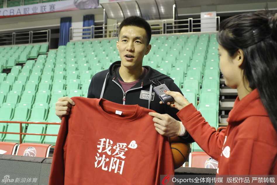 辽篮岁末聚首话篮球情,郭艾伦执球笑迎新年钟声 郭艾伦在拍摄间隙紧紧将篮球抱在怀中,脸上露出顽童般的笑容,仿佛手中的篮球就是他的新年礼物,那份发自内心的热爱感染了在场所有人。