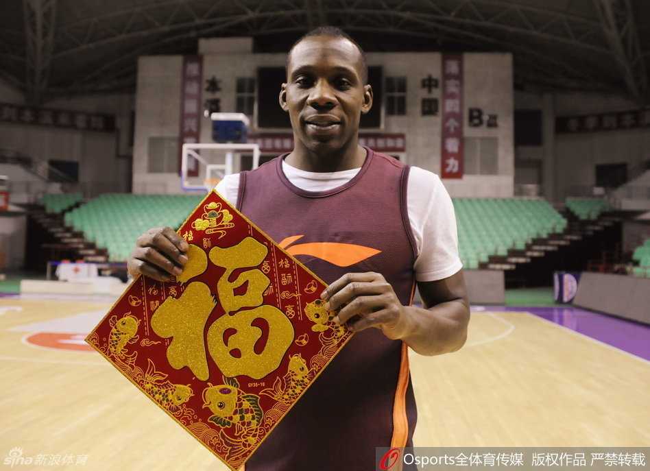 辽篮岁末聚首话篮球情,郭艾伦执球笑迎新年钟声 帅气逼人的赵继伟手持福字,即使是在欢乐的节日合影中,他那双锐利的眼睛依然透着少年老成的沉稳与睿智。