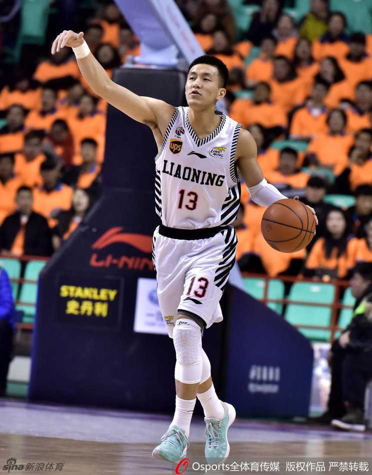 辽篮往事:哈德森郭艾伦双核驱动,韩德君内线擎天 郭艾伦运球推进,眼神凌厉,手指战术方向指挥队友落位