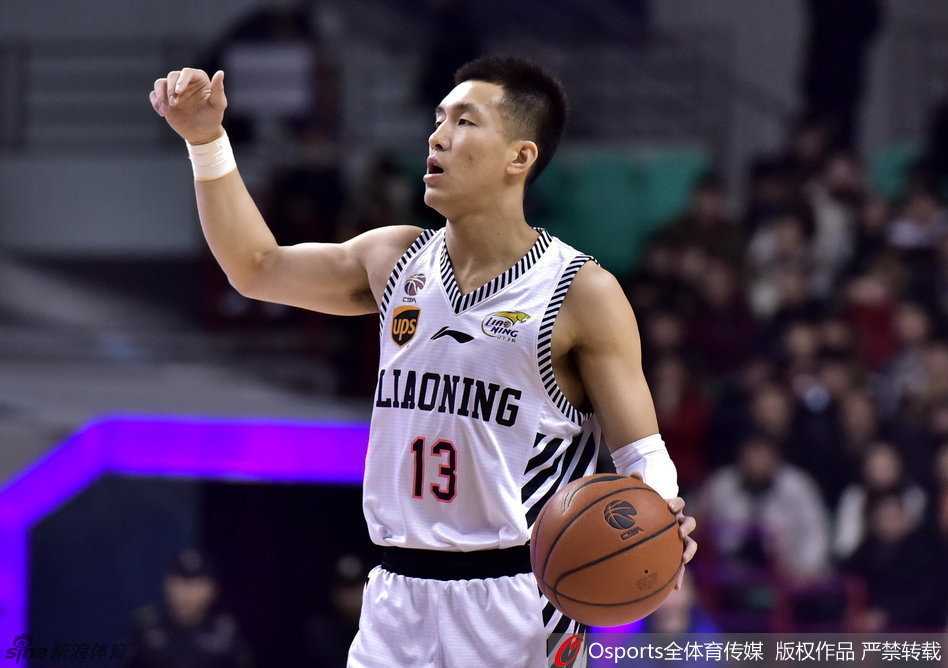 辽篮往事:哈德森郭艾伦双核驱动,韩德君内线擎天 哈德森持球强行突破,防守球员全力贴防,场面激烈