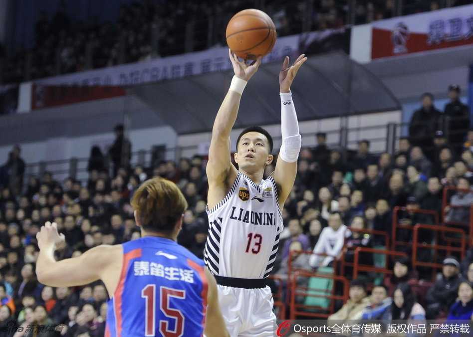 辽篮往事:哈德森郭艾伦双核驱动,韩德君内线擎天 韩德君篮下强起,在对手高举的双臂中强硬将球送入篮筐