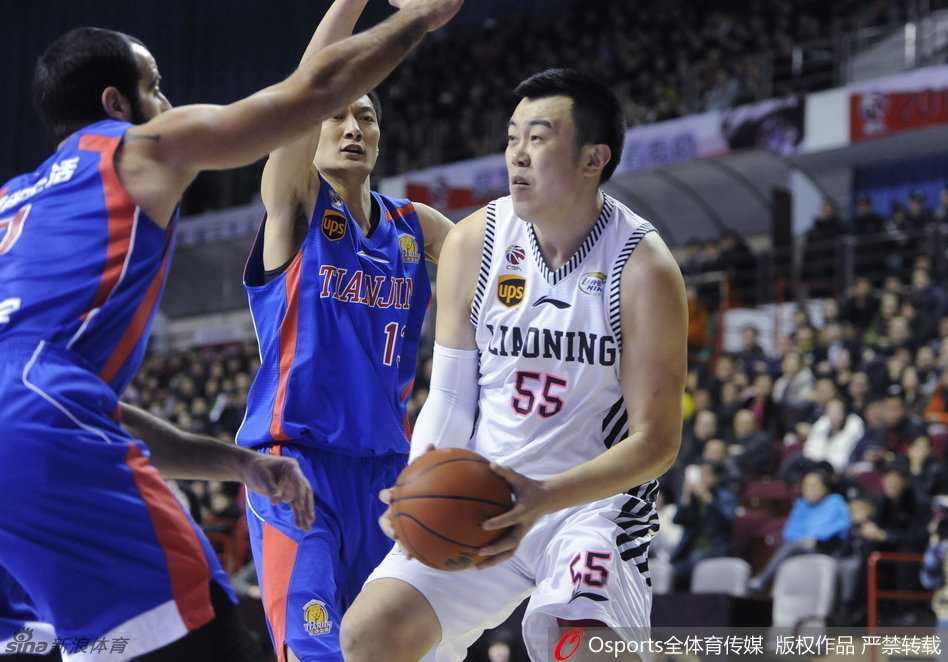 辽篮往事:哈德森郭艾伦双核驱动,韩德君内线擎天 兰多夫双手大力灌框,上演势大力沉的暴扣,全场沸腾