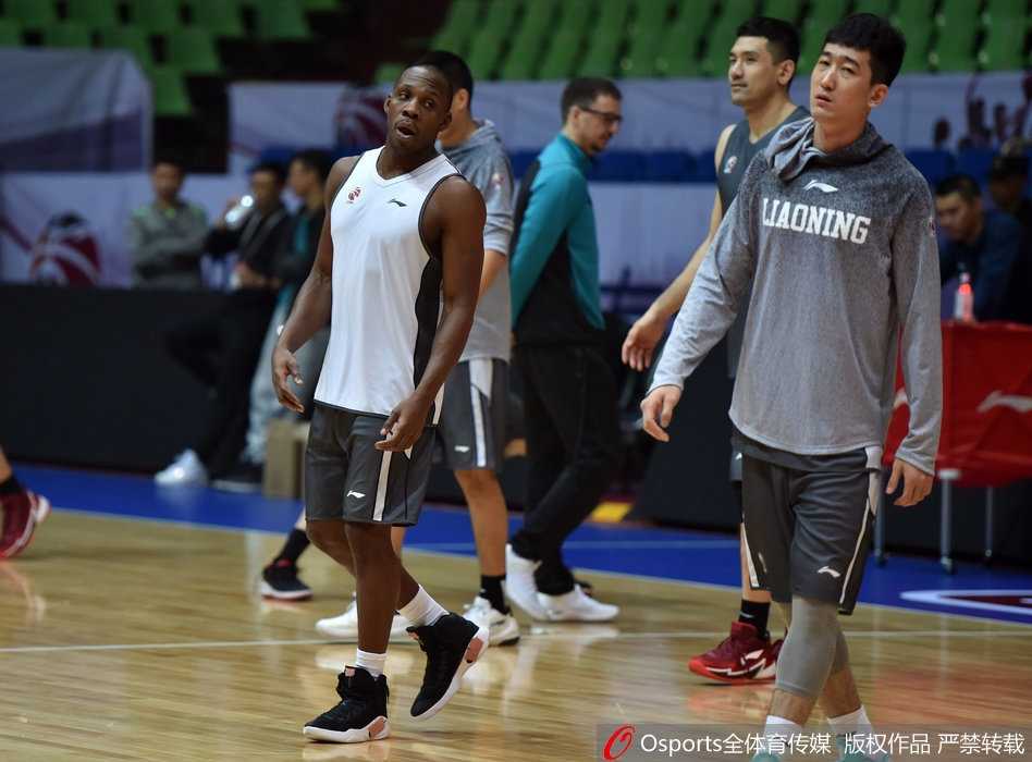 辽篮战幕将启:看郭艾伦率众志在常规赛首轮扬帆 新援钟诚在内线卡位要球,面对防守悍将他毫无惧色,汗水浸湿了球衣,展现了他融入新战术体系后的积极与强硬。
