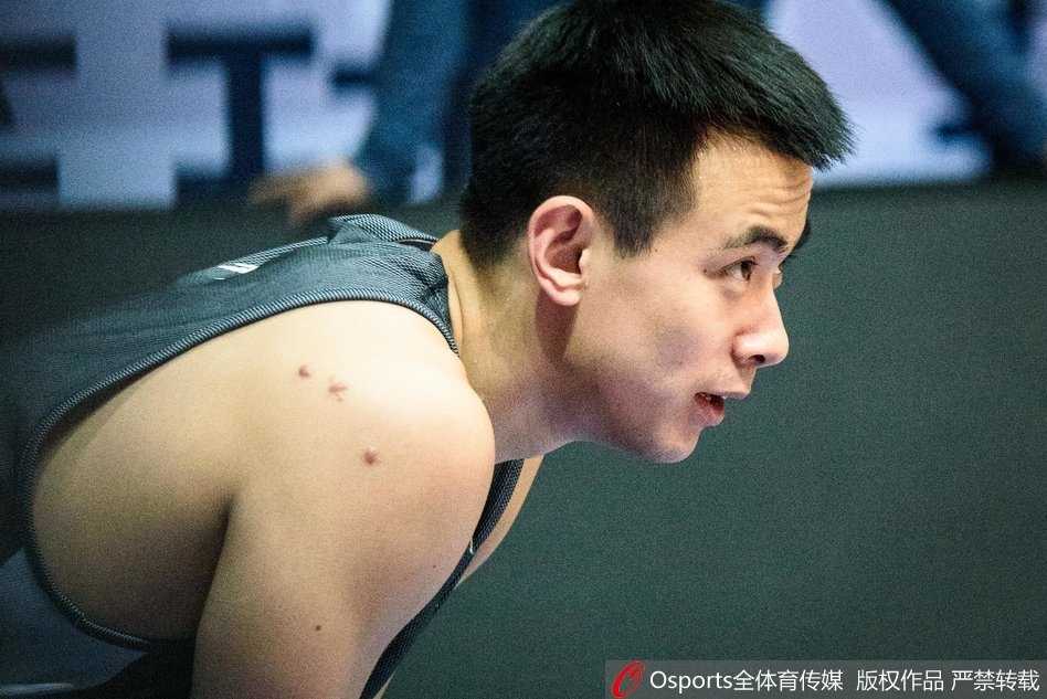 辽篮战幕将启:看郭艾伦率众志在常规赛首轮扬帆 球队大脑赵继伟在训练中全神贯注地组织进攻,面对队友的防守,他用一个逼真的假动作试图摆脱,眼神中透露出超越年龄的成熟与敏锐。