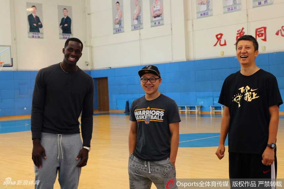 辽篮新援巴斯首秀幽默感 一句“有科比在”逗乐全队 巴斯站在训练馆内,背景是辽宁男篮的队徽和荣誉,他的表情平静而坚定,预示着即将开启的CBA征程。