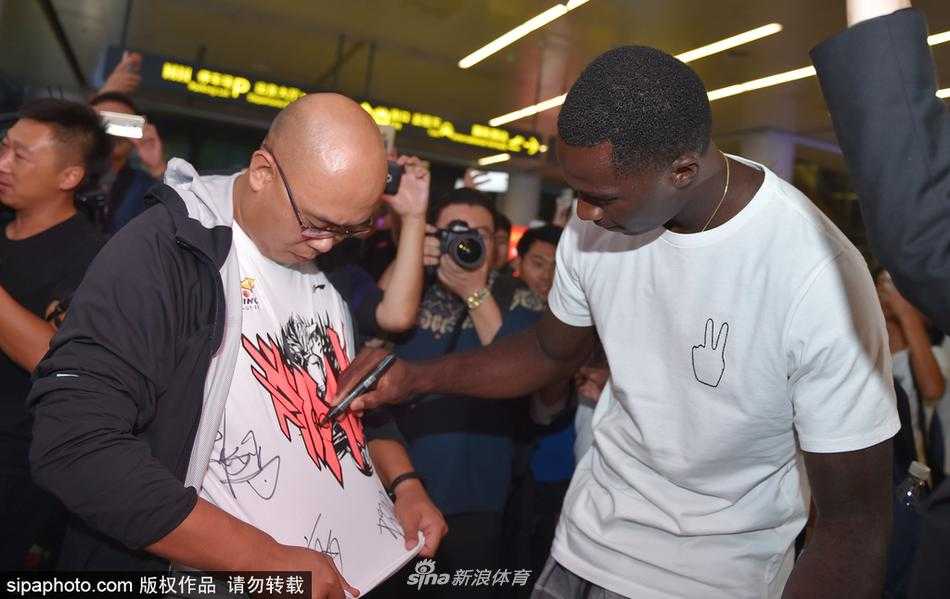 辽篮新援空降沈阳 巴斯抵埗开启争冠征程 走出机场的巴斯被热情的辽宁球迷团团围住,他没有丝毫明星架子,耐心地停下脚步与簇拥在身边的球迷们合影留念。