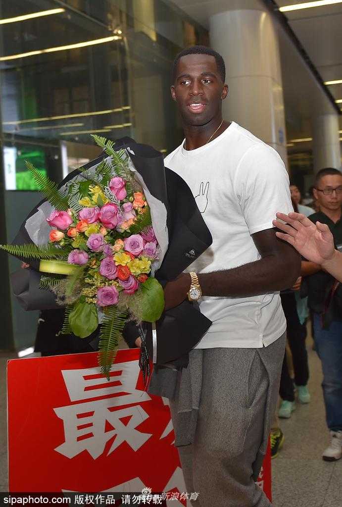 辽篮新援空降沈阳 巴斯抵埗开启争冠征程 面对镜头,巴斯露出了标志性的灿烂笑容,他手中的笔不停歇地满足着每一位球迷的签名请求,心情相当愉悦。