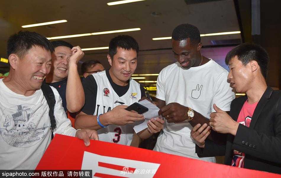 辽篮新援空降沈阳 巴斯抵埗开启争冠征程 在人群中,巴斯被球迷递上的签字笔和球衣所包围,他神情专注,用行动回馈着沈阳球迷这份扑面而来的真挚热情。