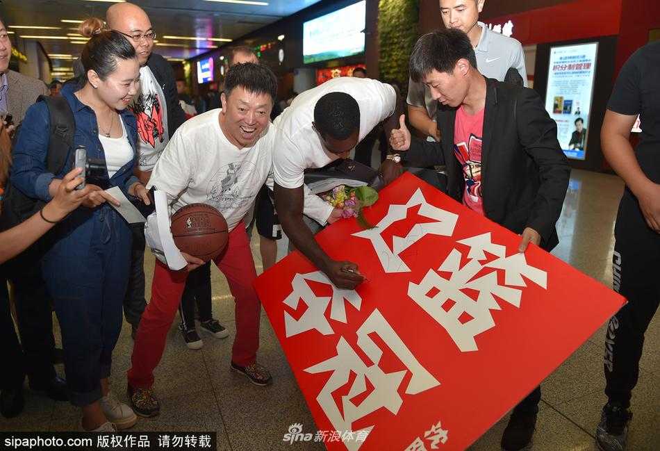 辽篮新援空降沈阳 巴斯抵埗开启争冠征程 机场大厅内,巴斯一边拖着行李前行,一边不忘回头与身旁的球迷挥手致意,举手投足间尽显亲和力。